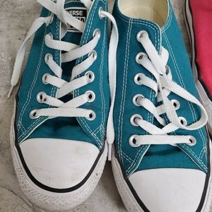 Gently worn converse,  broke my foot, they no longer fit.